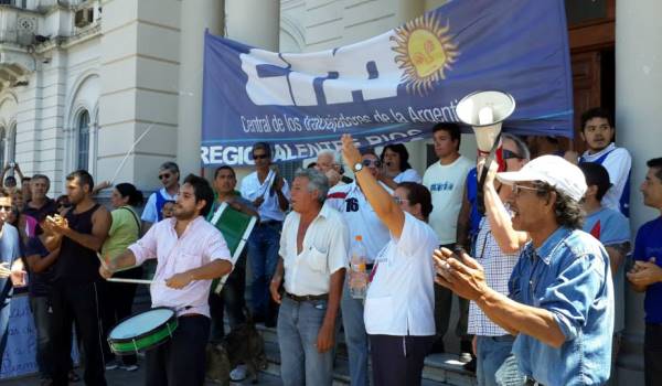 Tras la sublevación policial se recrudece la disputa gremial