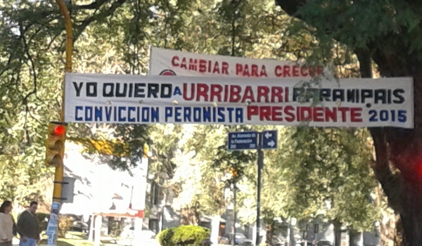 En el oficialismo pintan paredes, pegan afiches y cuelgan pasacalles