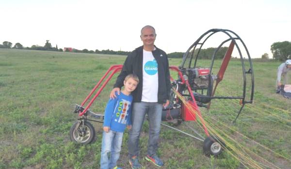 gaston grand con el hijo paramotor.jpg