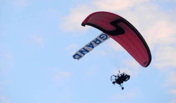 paramotor cartel de grand.jpg