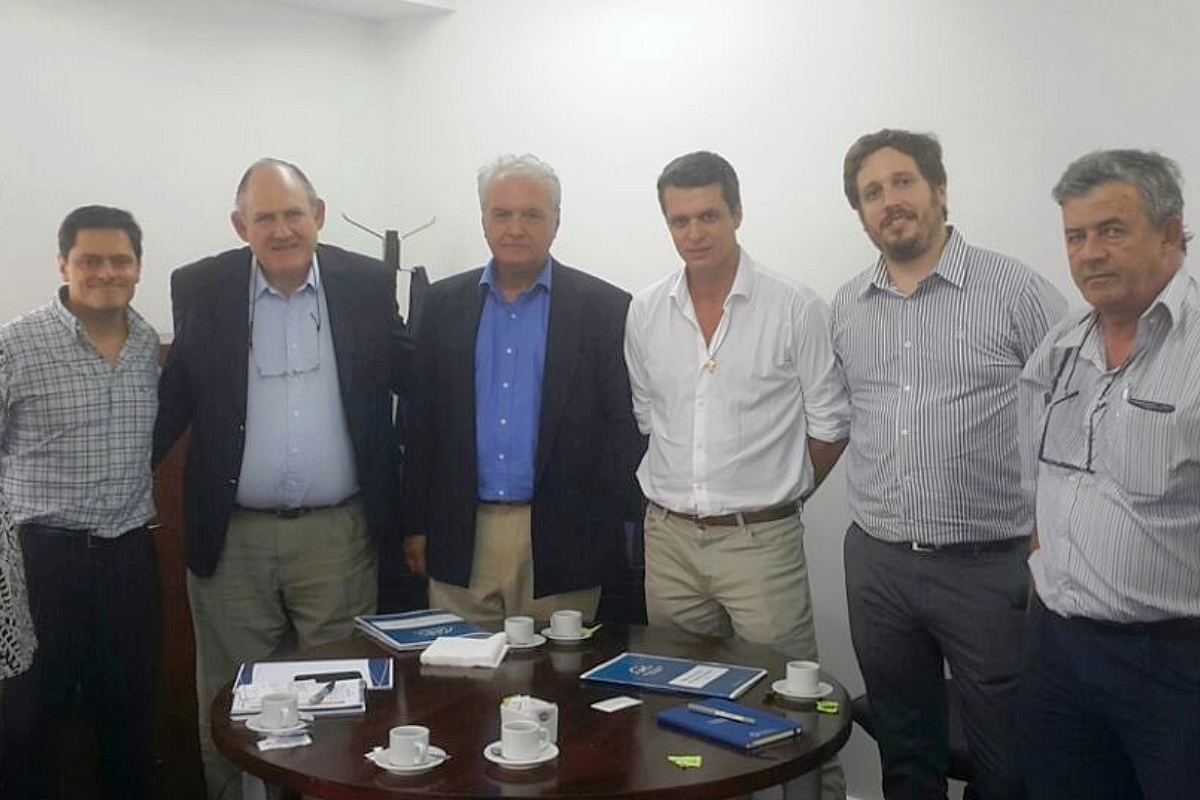Cresto camina la Rosada junto a Niez para pedir obras
