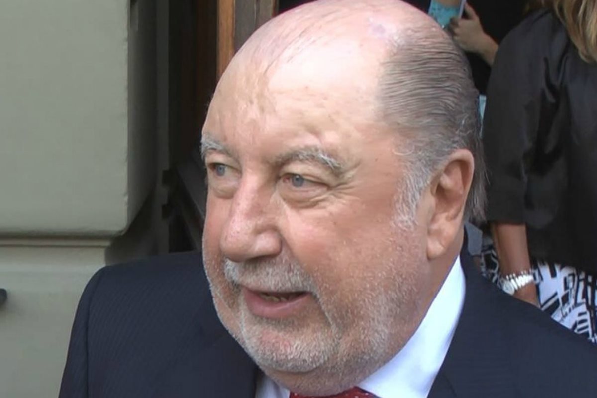 Con quiénes habla Busti