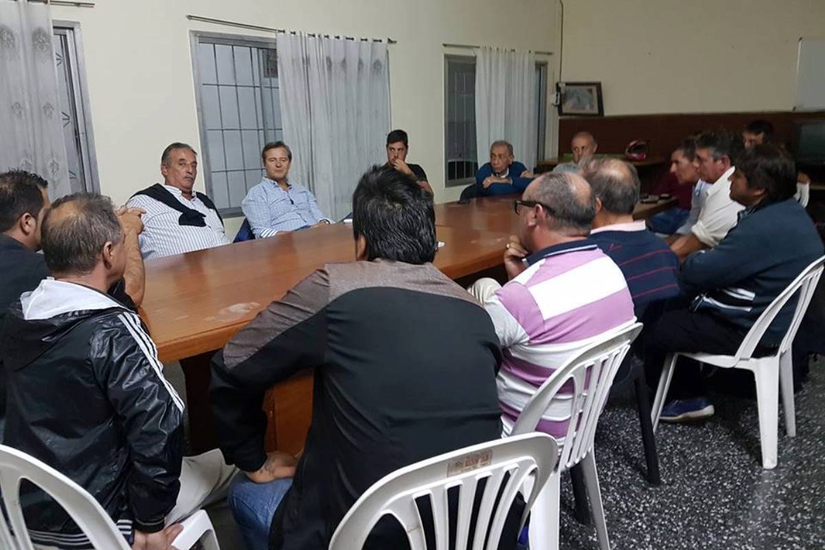 Bahl se mostró con peronistas