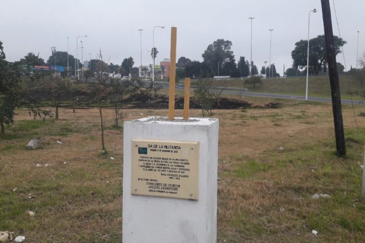 monumento raul solanas sin busto.jpg