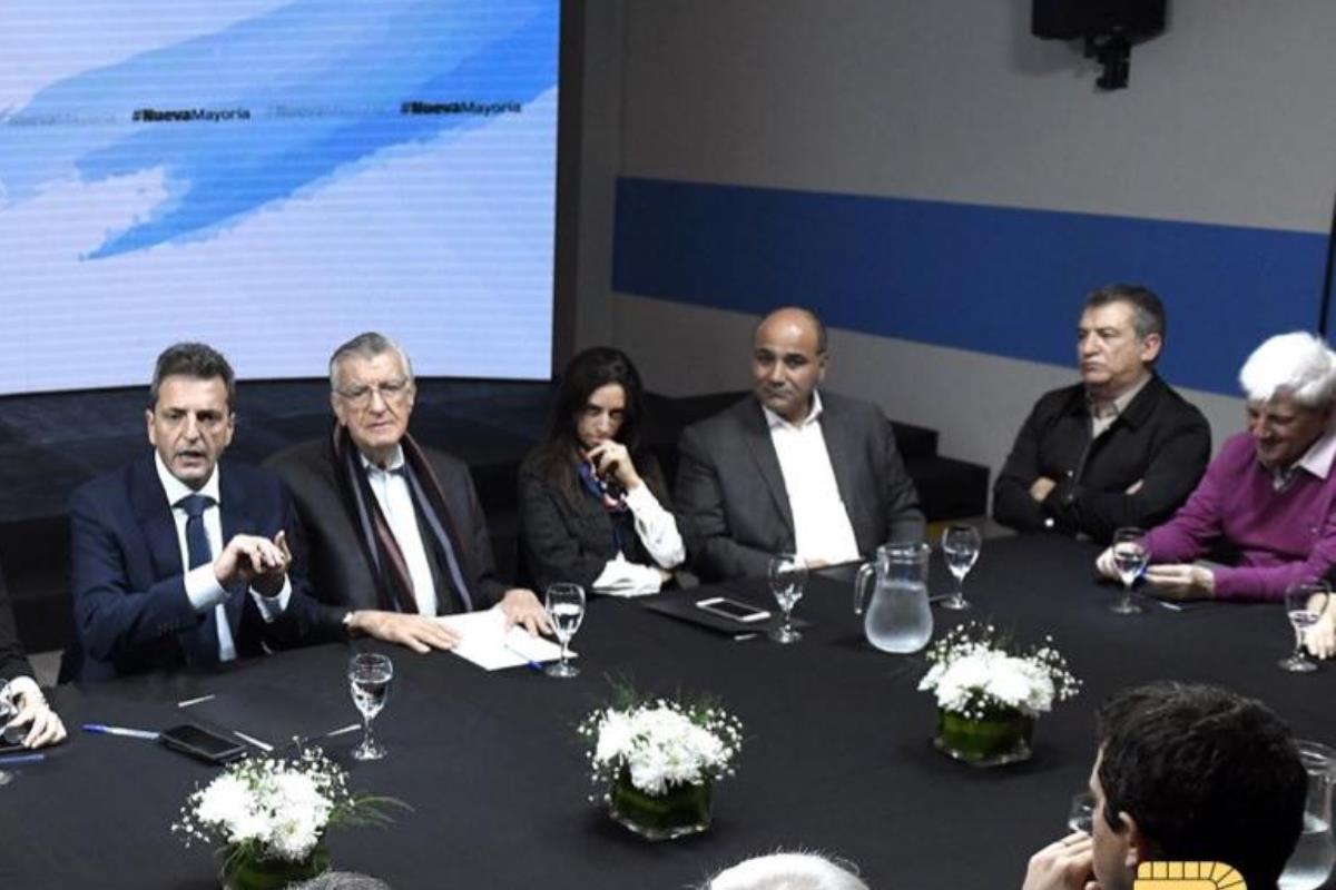 Urribarri estuvo en el encuentro entre Massa y el PJ
