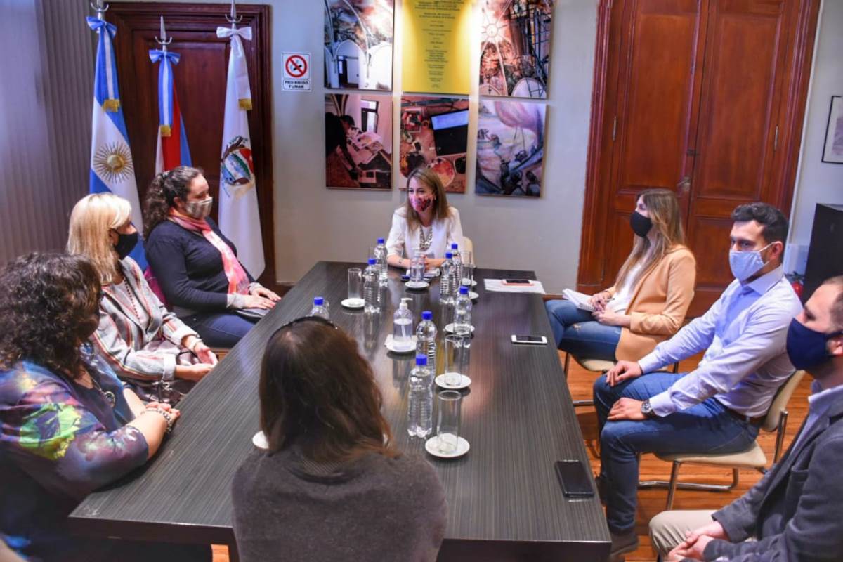 Zoff recibió a las defensoras del pueblo