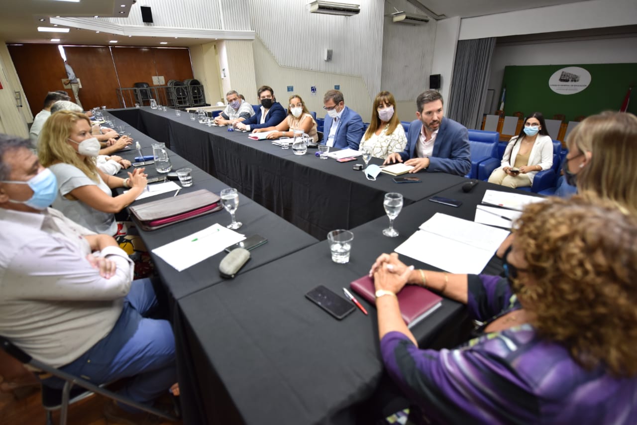 El gobierno ofrece aumento del 45.4% a docentes y estatales