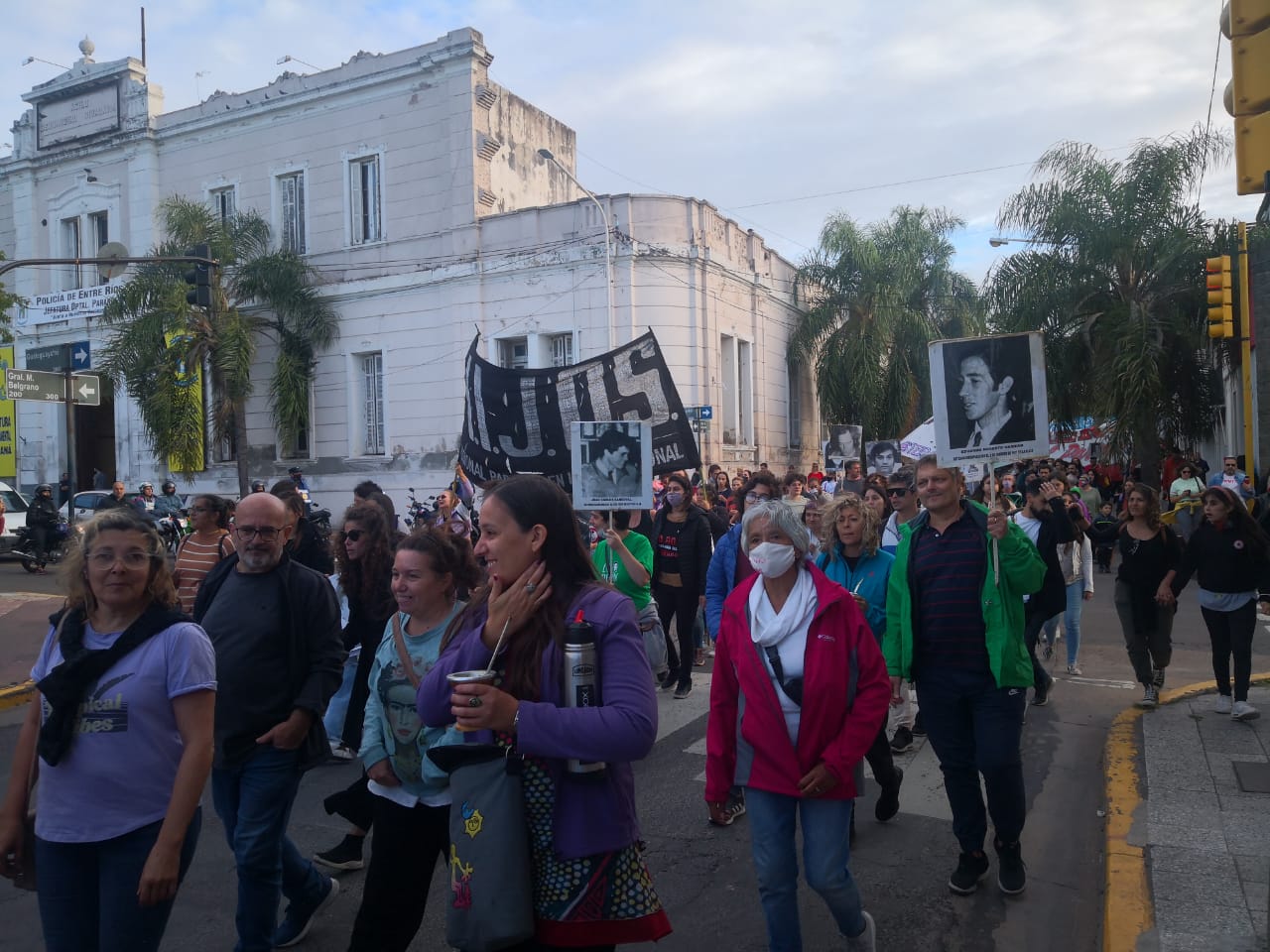 Multitudinaria marcha acrecentada por los movimientos sociales